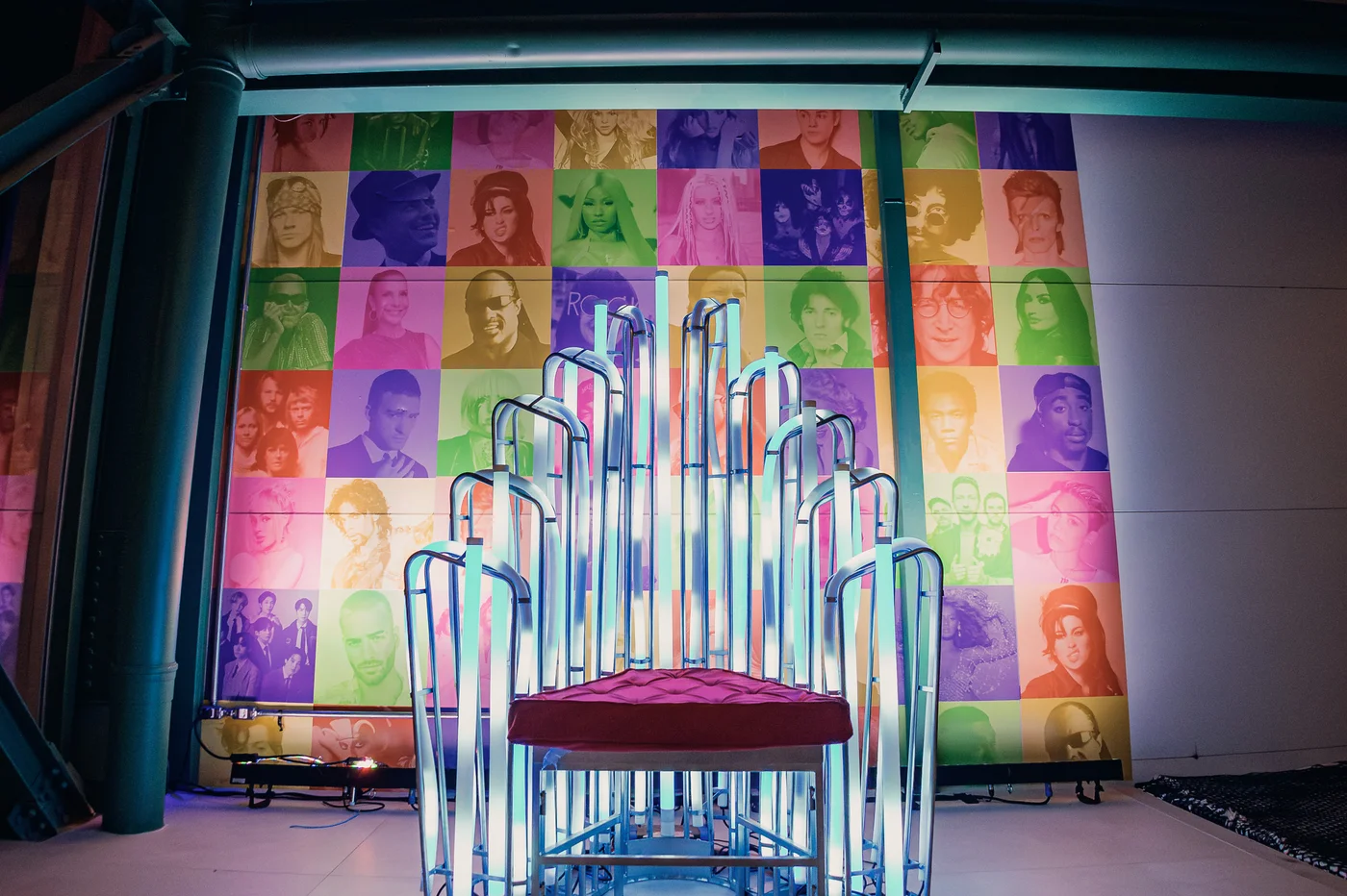 Trono de LED montado em um dos camarotes do Music Box