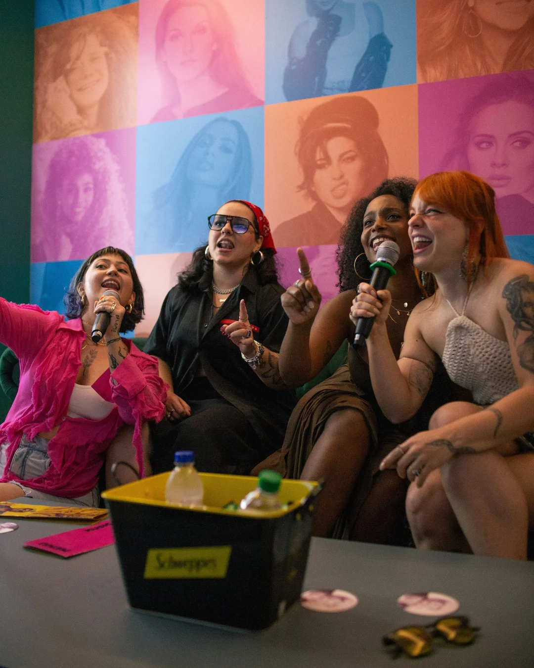 Amigas cantando juntas no Camarote Divas do Music Box