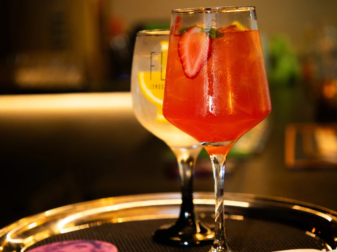 Drinks sendo servidos em uma bandeja no Music Box