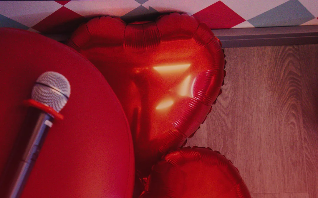 Decoração de balões para aniversário em camarote do Music Box