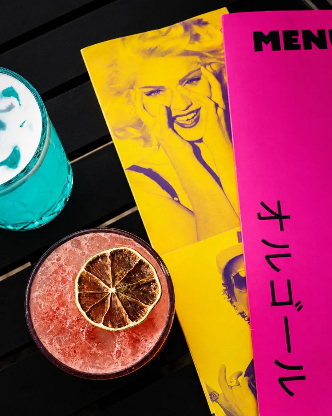 Drinks autorais servidos em bandeja no Music Box