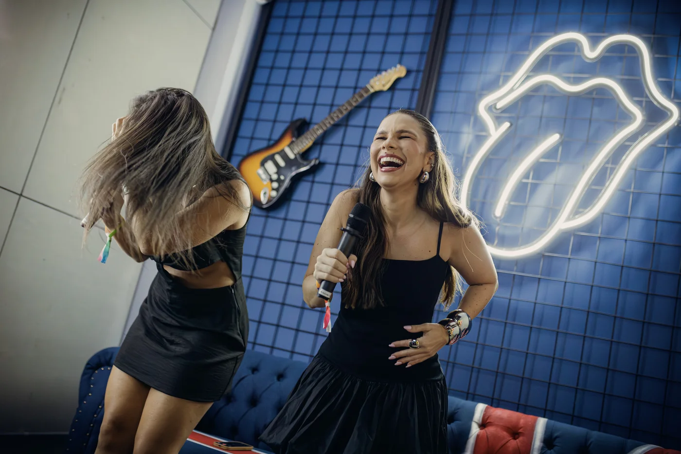 Amigas cantando e se divertindo em um dos camarotes do Music Box